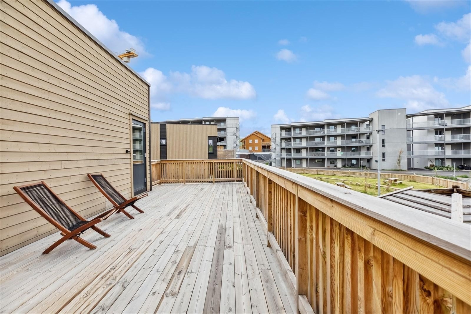 Den store takterrassen på 30 kvm er perfekt for hyggelige sammenkomster, med god plass til både sittegrupper og grill Galleribilde