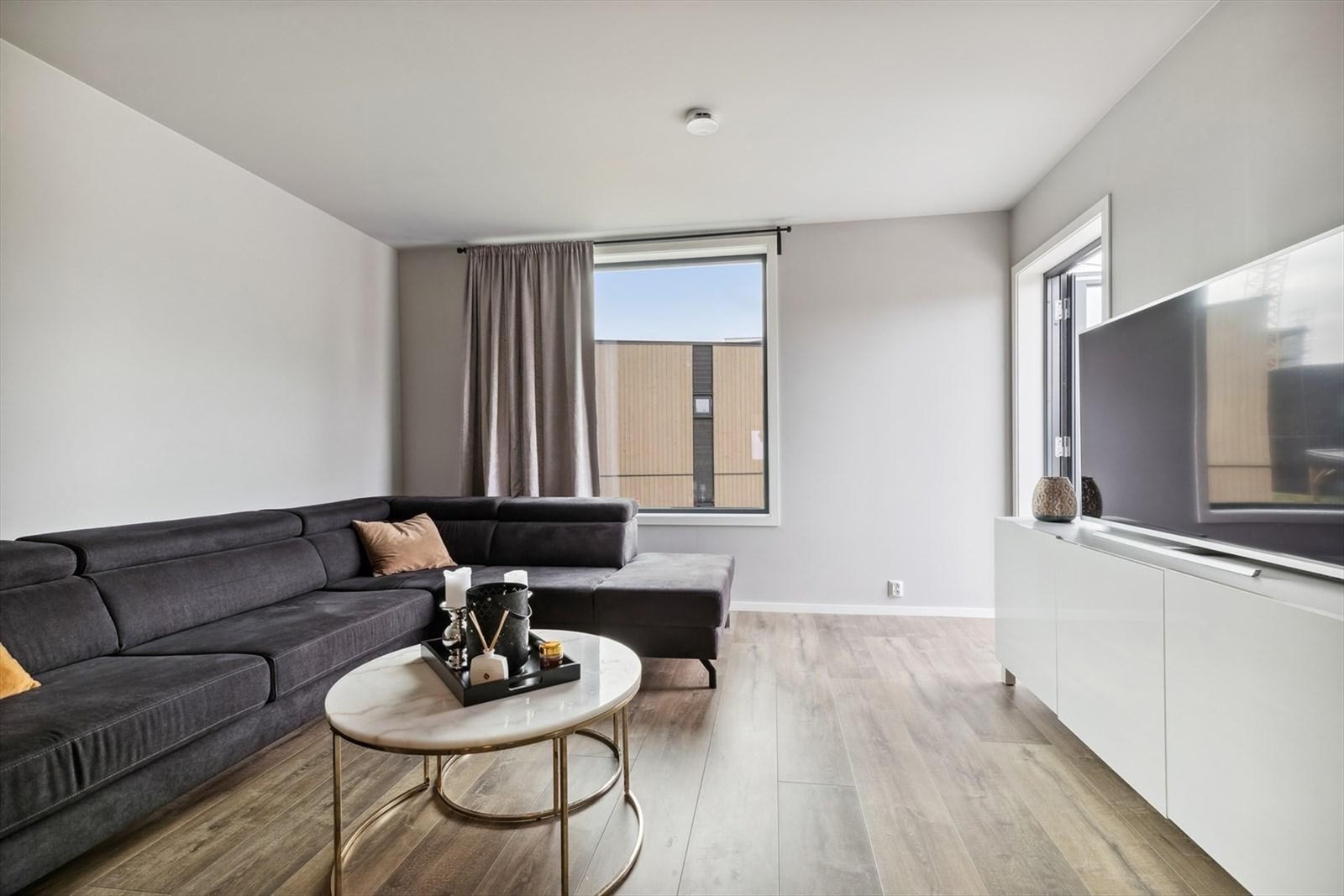 Det er utgang til en flott takterrasse på ca. 30kvm hvor du kan nyte solen store deler av dagen Galleribilde