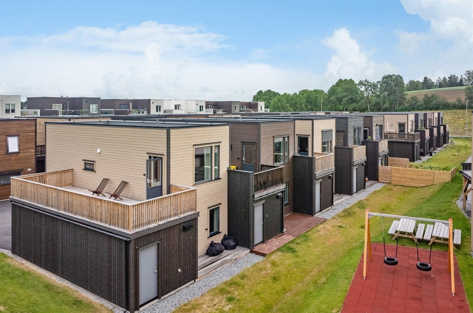 Fossumsvingen 111 er en moderne og velholdt kjedet enebolig over to plan med lys og åpen atmosfære, bygget i 2021 Galleribilde