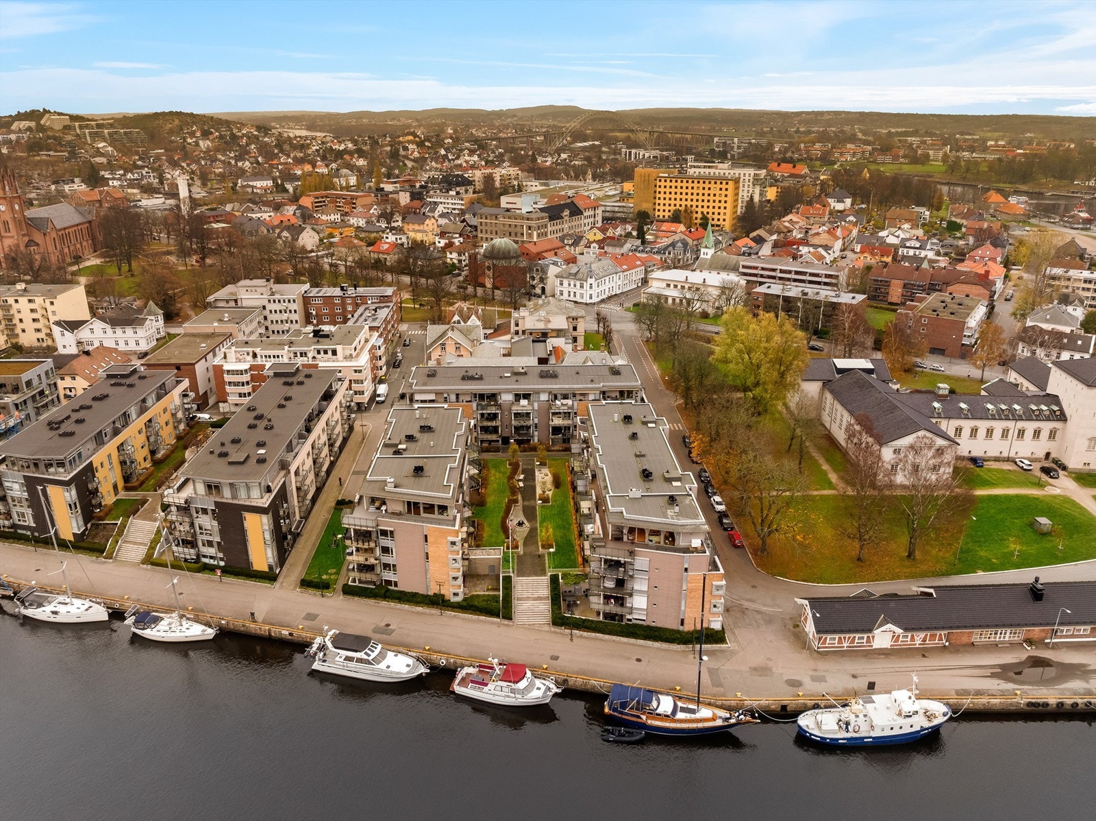 I Nygaard Brygge bor du svært sentralt, men tilbaketrukket fra de travlere bygatene. I nabolaget finnes noen av byens vakreste parker. Galleribilde