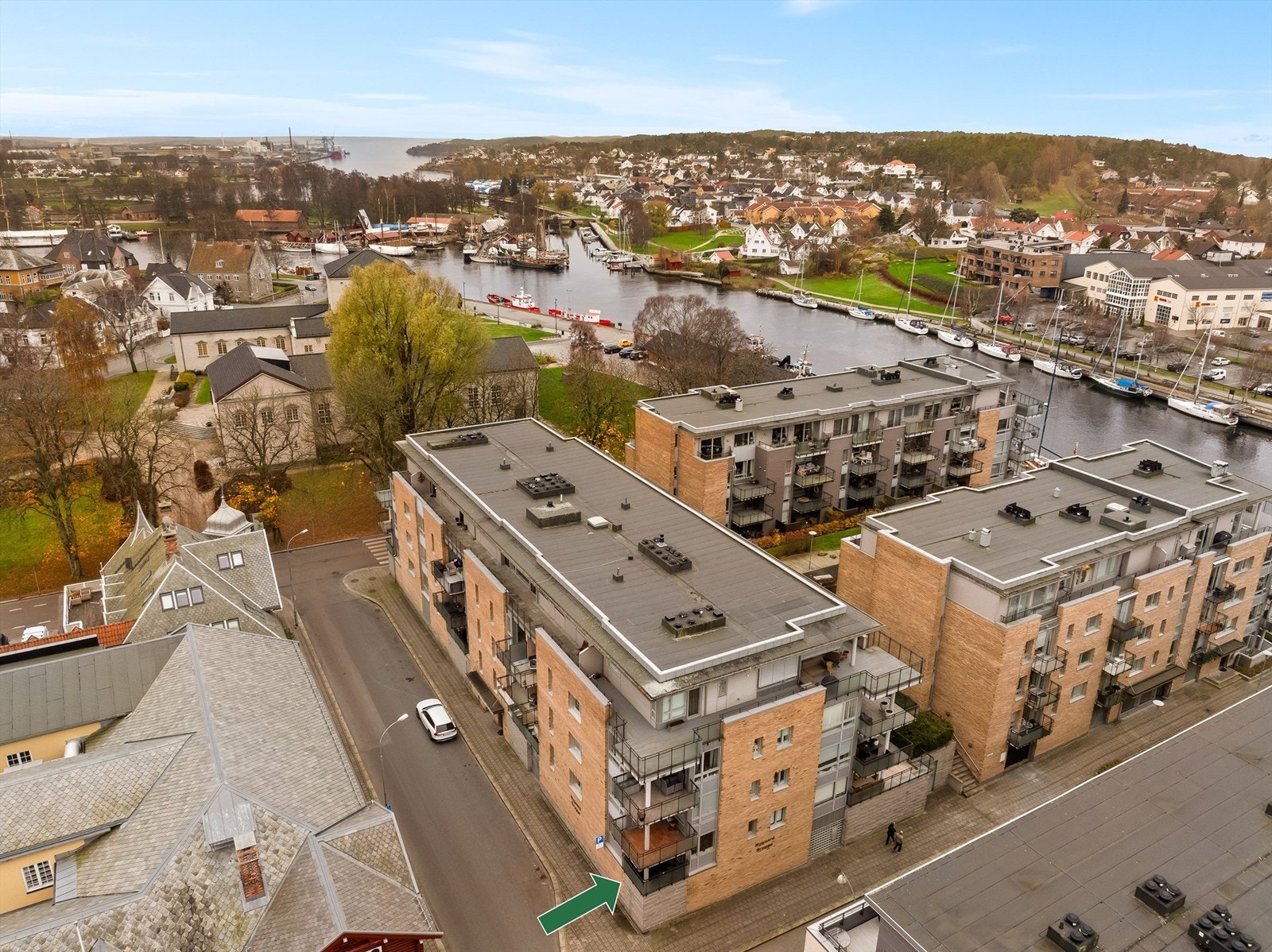 Leiligheten inngår i hjørnet av andre etasje. Galleribilde