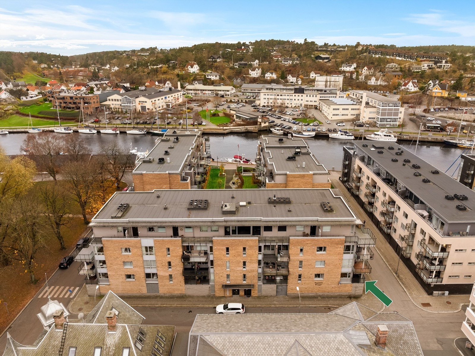 Høyden av andre etasje innebærer at leiligheten er uten direkte innsyn fra gatenivået. Galleribilde