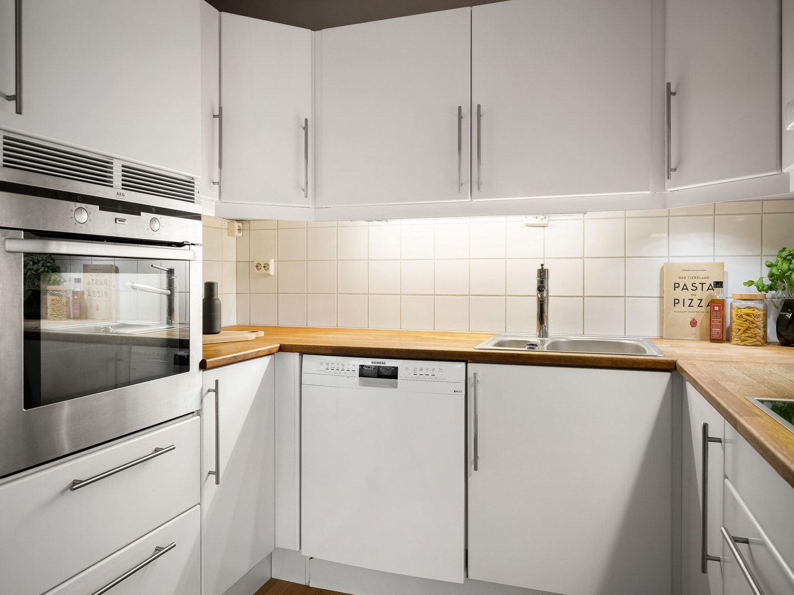 Av hvitevarer medfølger de integrerte; platetopp og stekeovn. Galleribilde