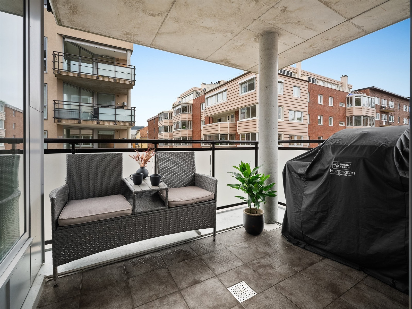 Terrassen er lite soleksponert, men lun og skjermet av overbygg som gjør det mulig å sitte ute selv om sommerværet ikke er på sitt beste. Galleribilde