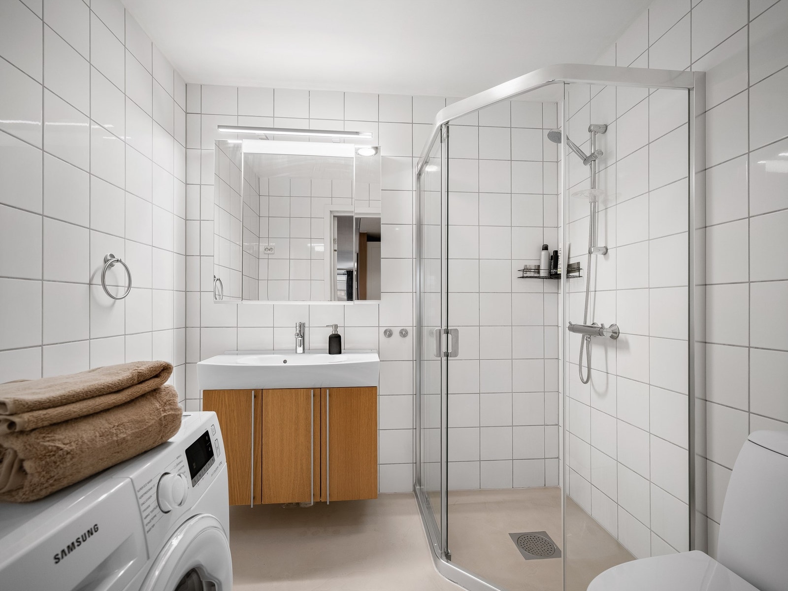 Moderne mikrosement er lagt på badets gulv så nylig som i oktober 2024. Galleribilde