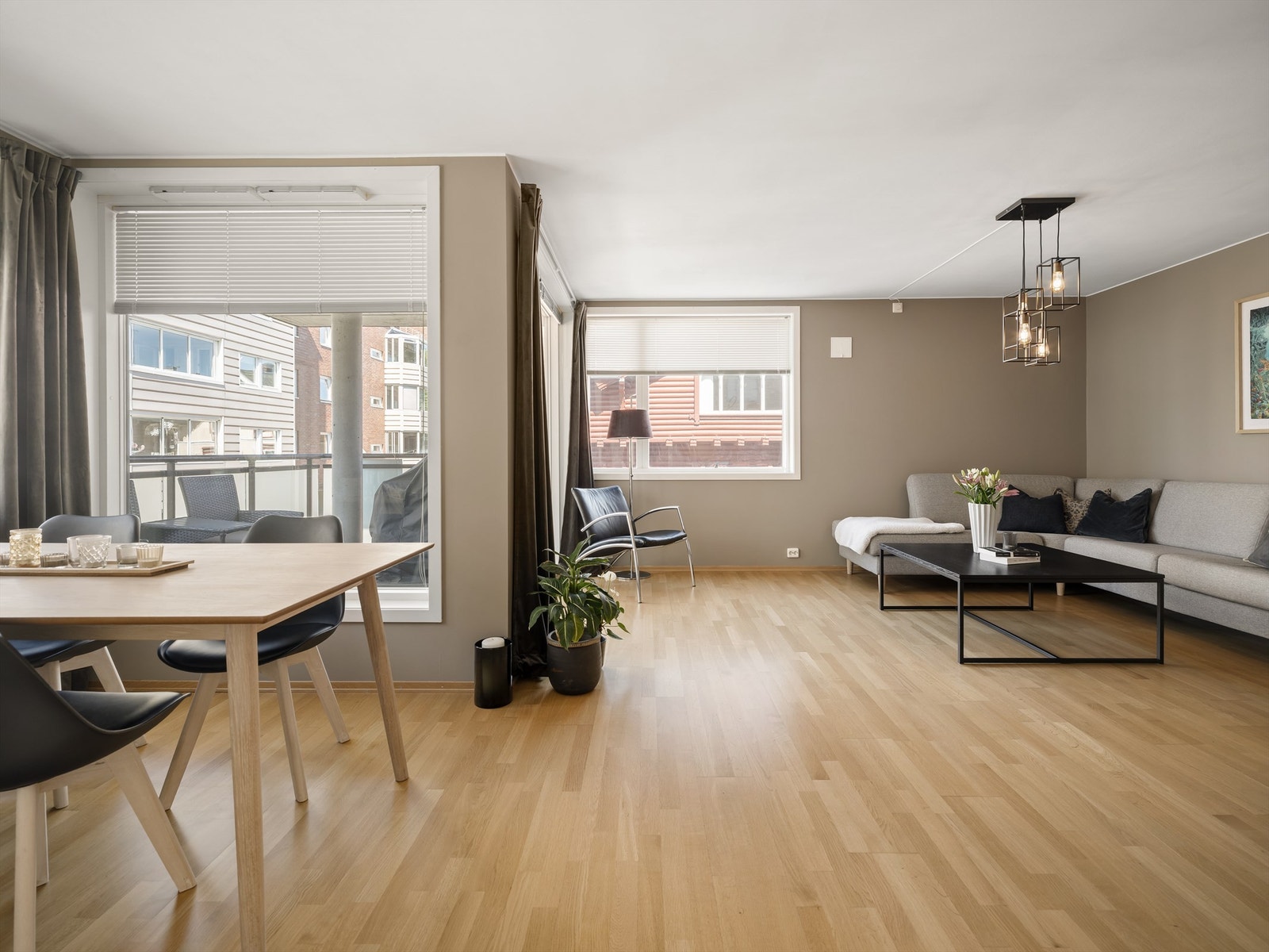 Utgang til overbygd balkong fra stuen Galleribilde