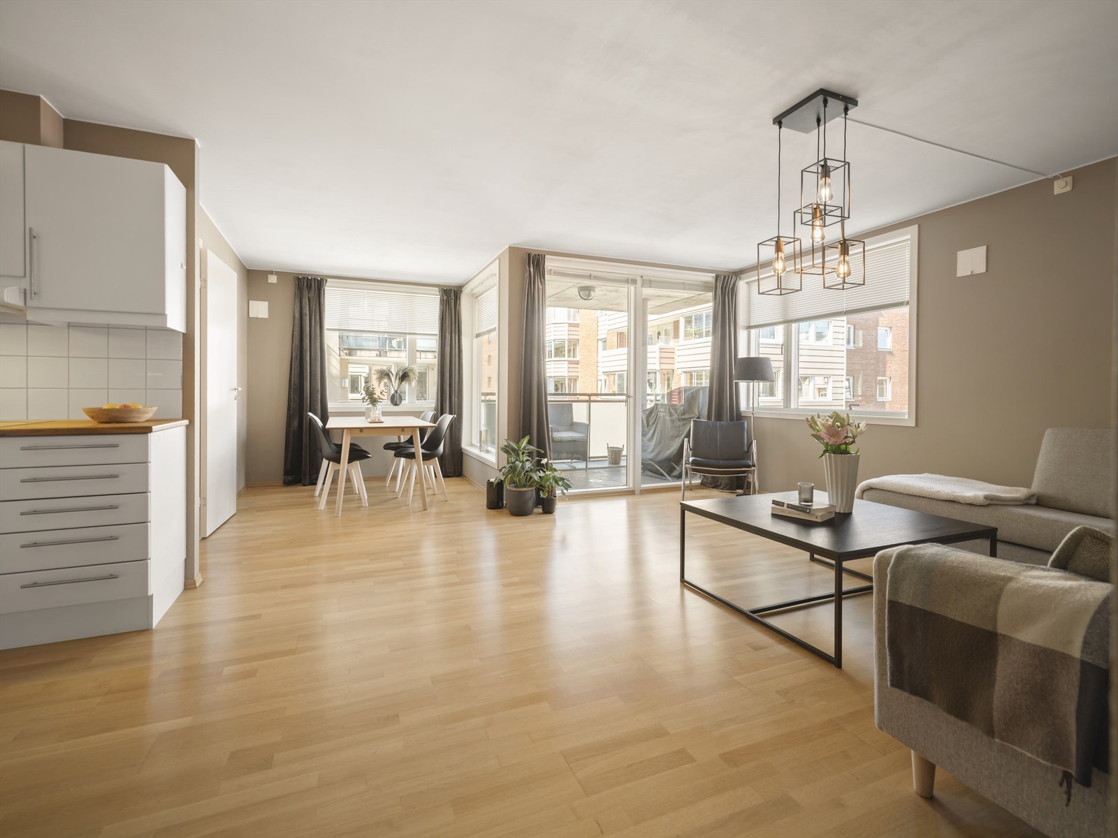 Stue med plass til både sofagruppe og spisestue Galleribilde