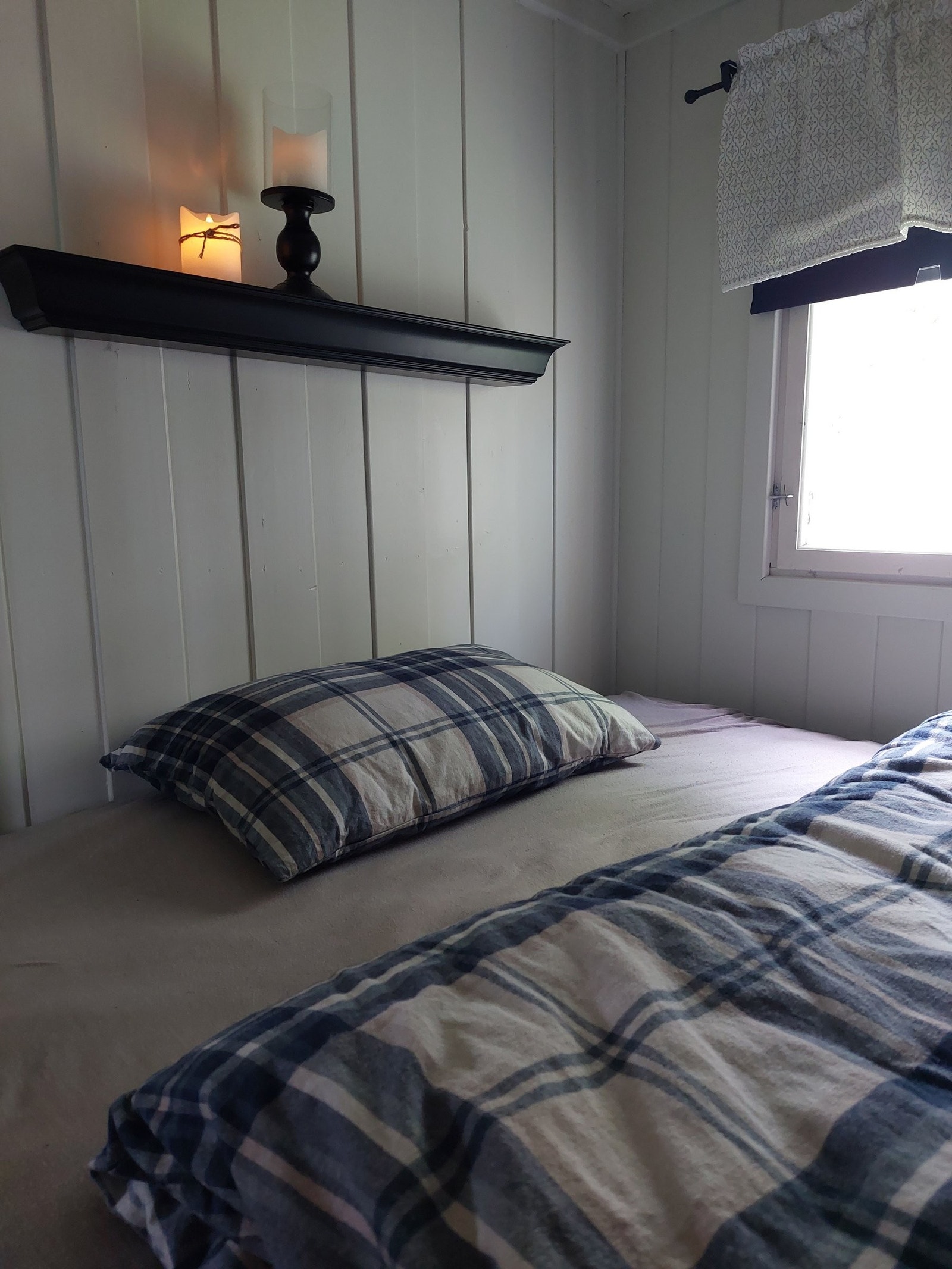 Soverom med dobbeltseng med enkelt køye over. Galleribilde