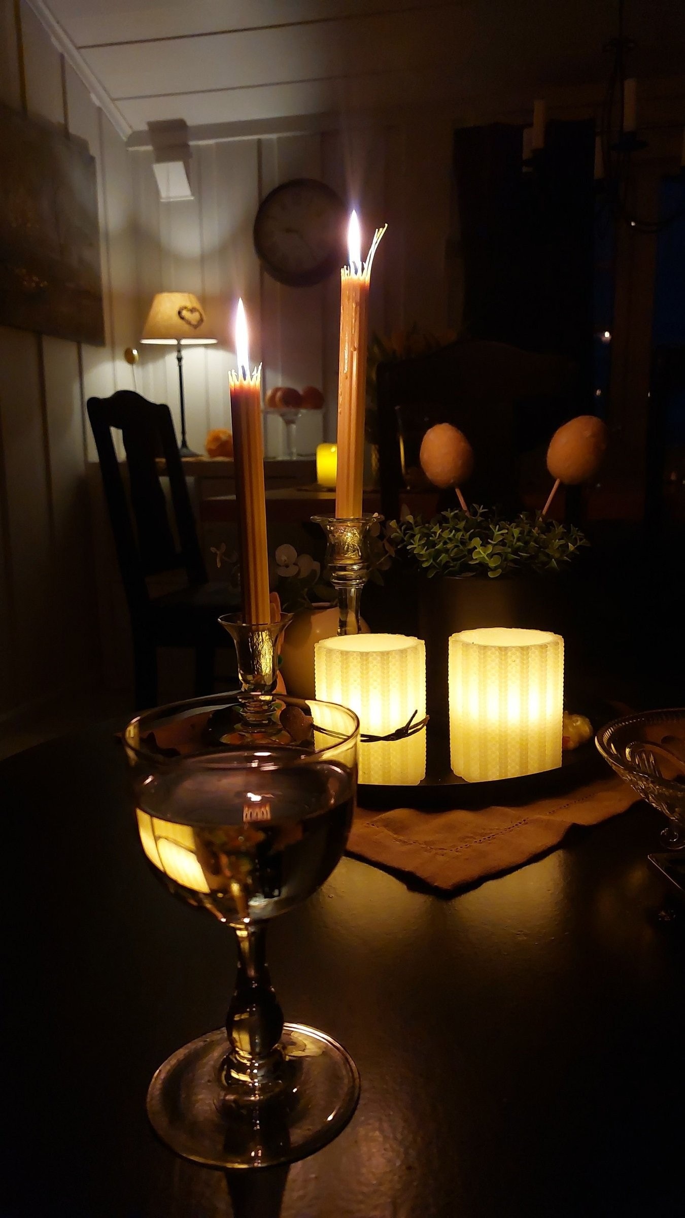 Hytta kan selges med møbler og inventar. Galleribilde