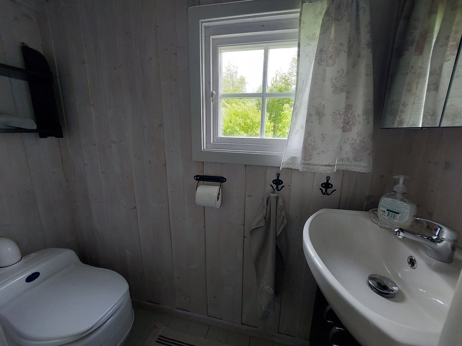 Praktisk toalettrom med "vann i krana". Galleribilde