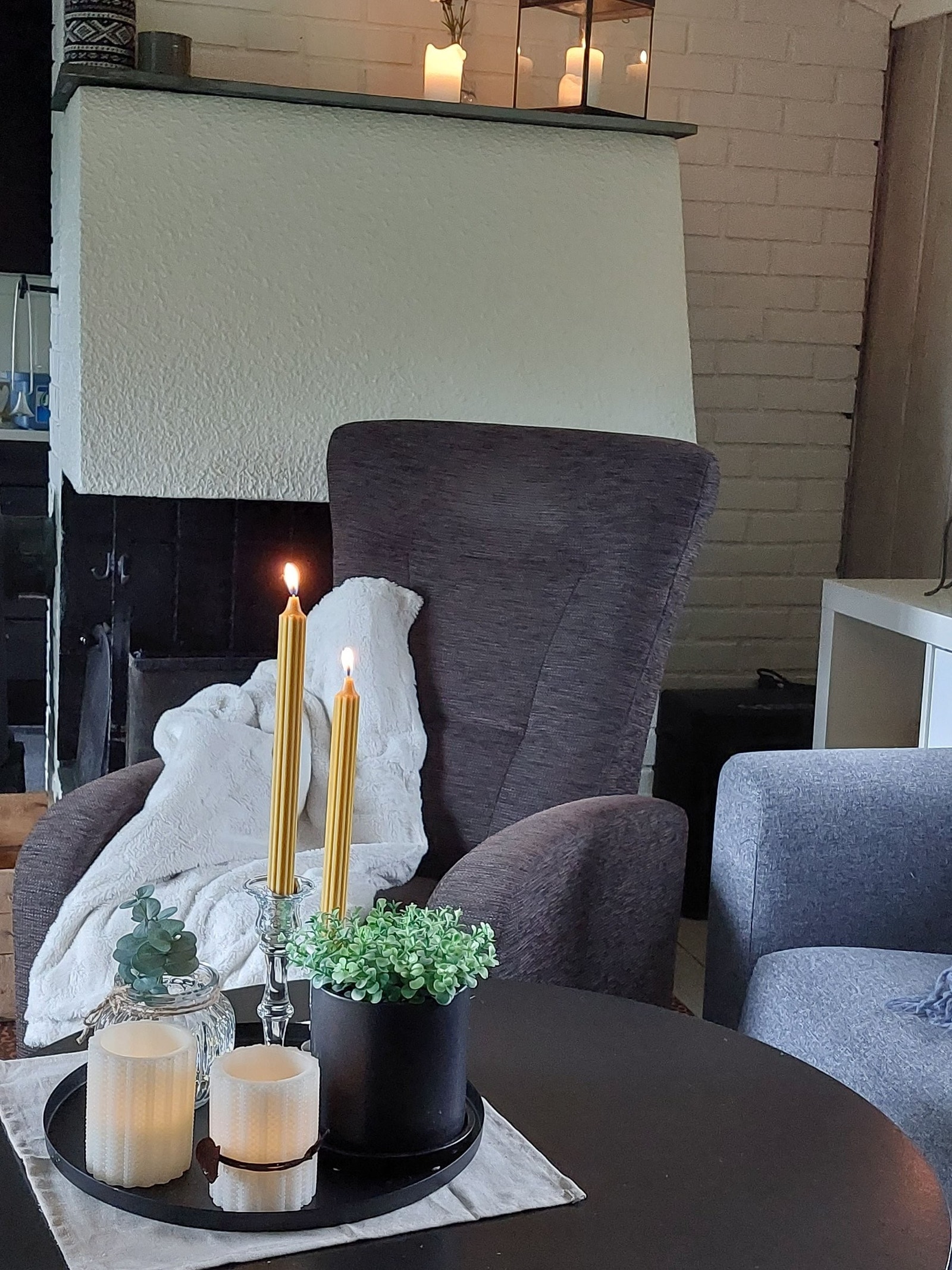 Her kan du skape kveldsstemningen med flammer og knitring fra den åpne peisen. Galleribilde