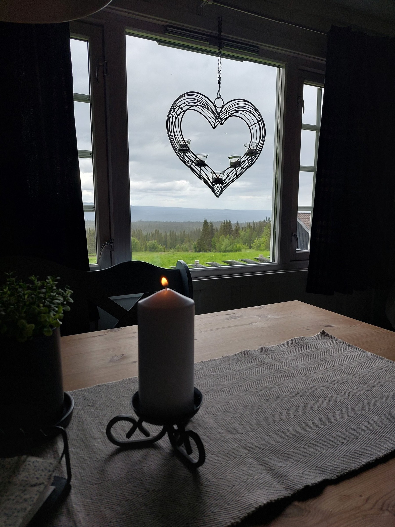 Nyt måltider med utsikt mot Sjusjøen og Lillehammer. Galleribilde