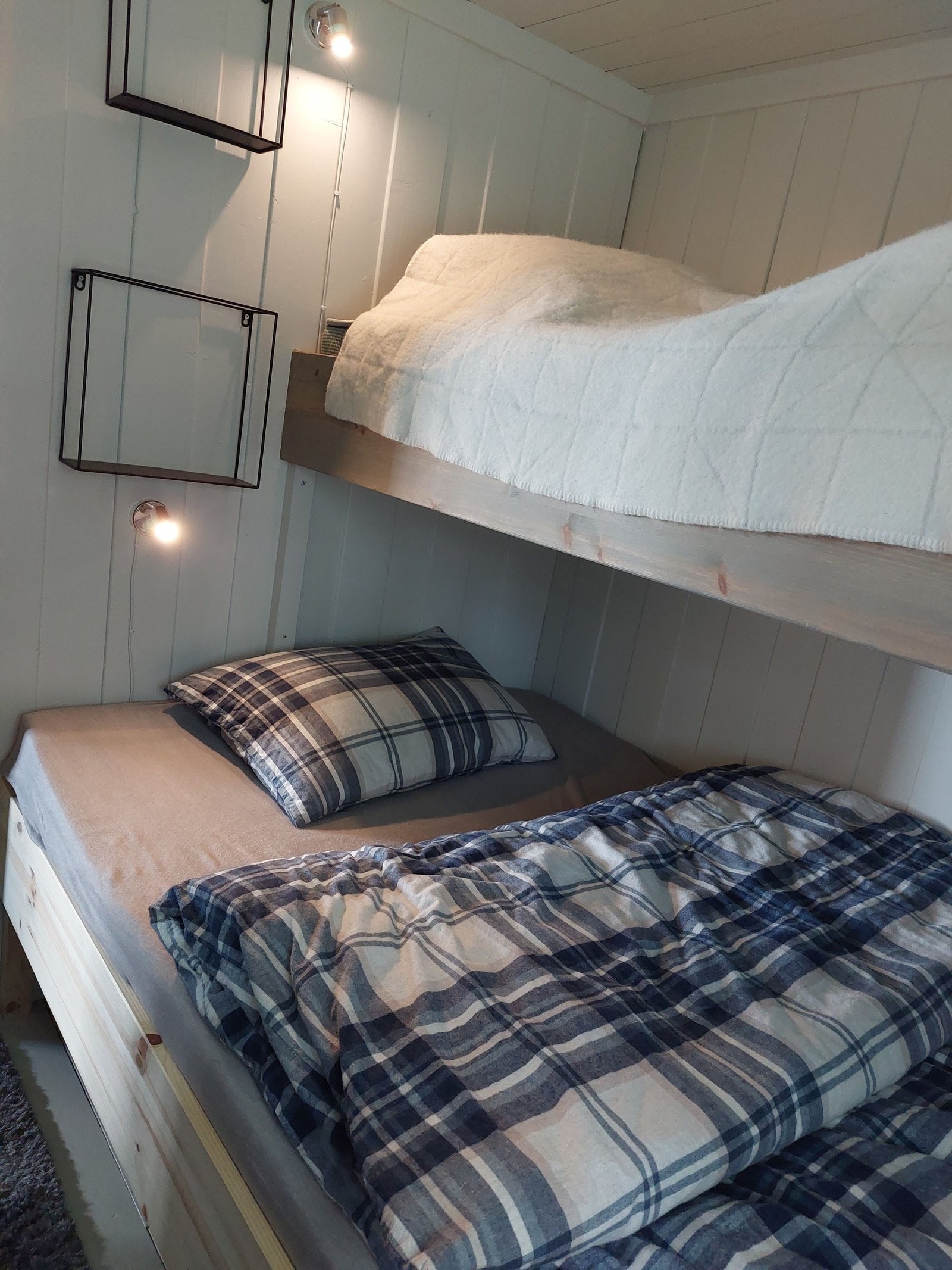 Soverom med 120 seng med enkel køye over. Her er det fult mulig å oppgradere til dobbeltseng med enkle grep. Galleribilde