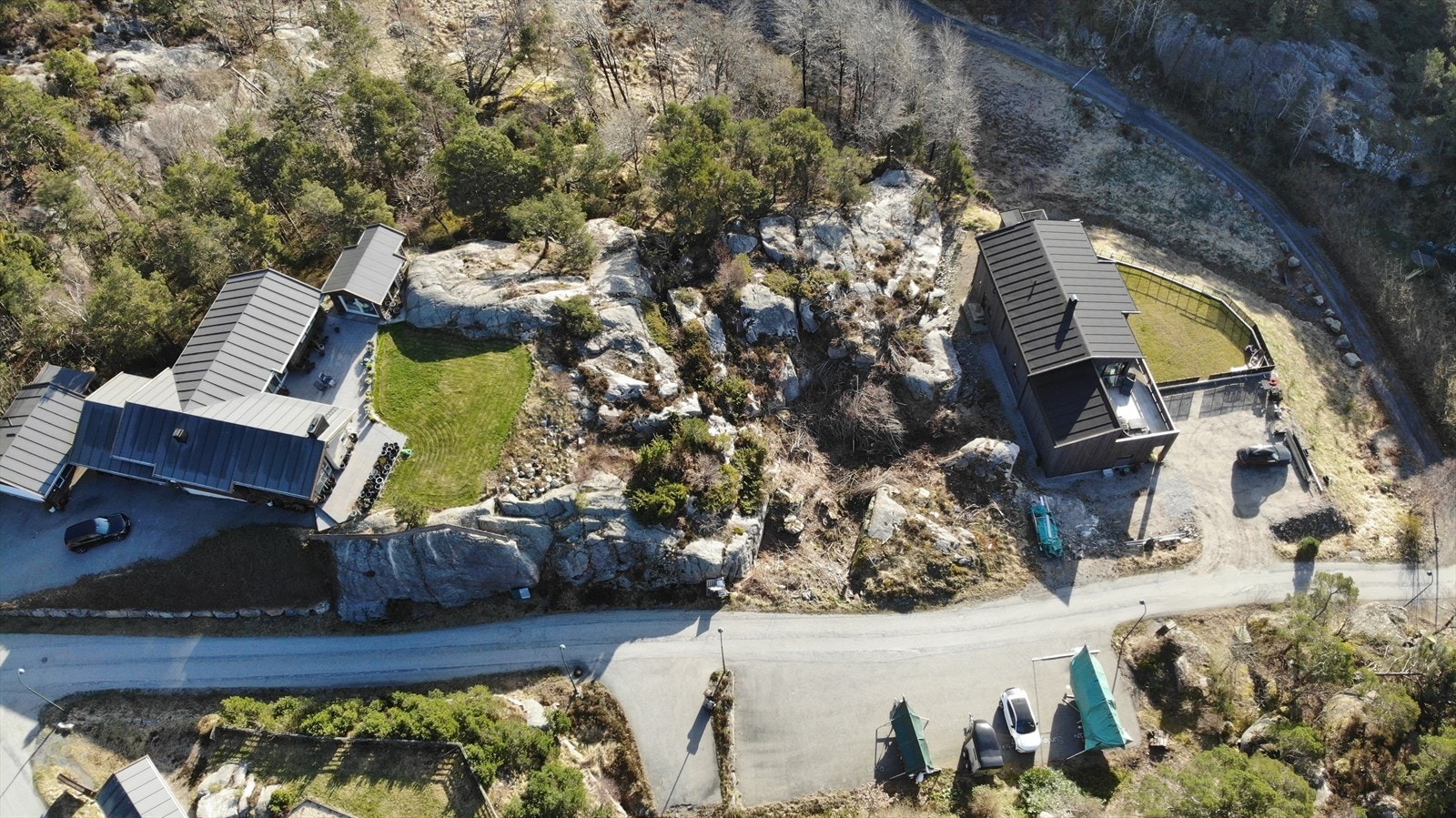 Fugleperspektiv over de to tomtene Galleribilde