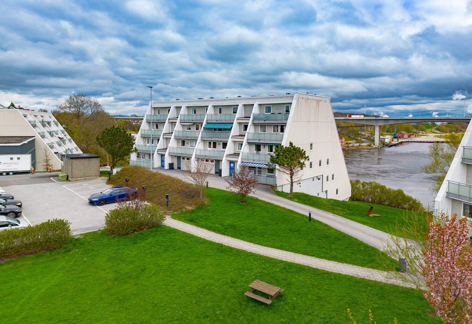 Velkommen til Ustiktsveien 46 B! Et hyggelig borettslag med flotte fellesarealer og utsikt til Glomma! Galleribilde