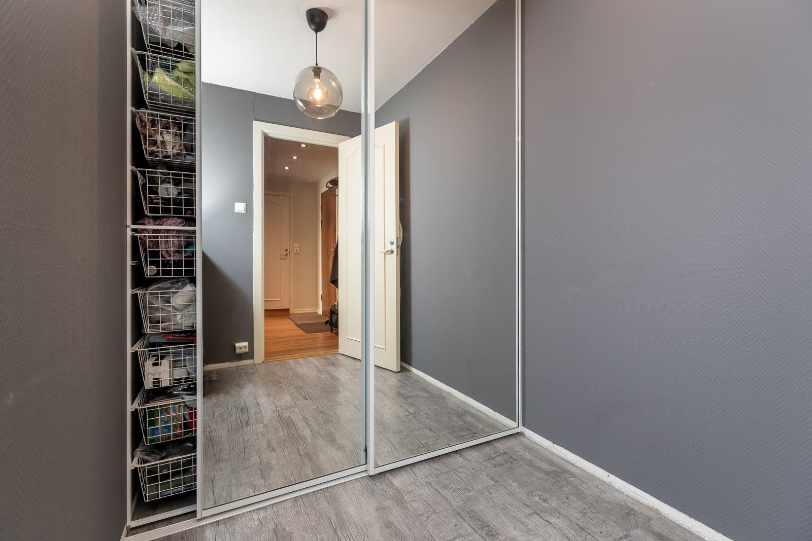 Rom nr 2. med skyvedørsgarderobe i speil. Perfekt rom som stor garderobe eller som et kontor. Galleribilde