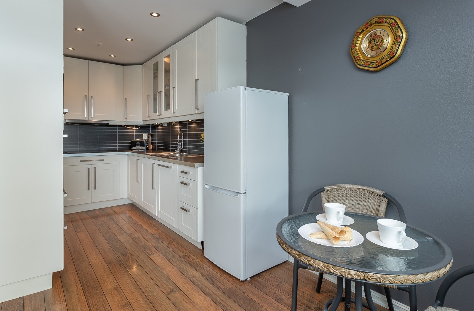 Plass til kjøkkenbord som en naturlig forlengelse av kjøkkenet Galleribilde