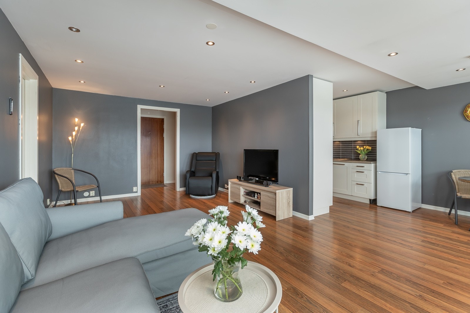 Kjøkken. Lyst og delikat - rikelig med skap- og benkeplass Galleribilde