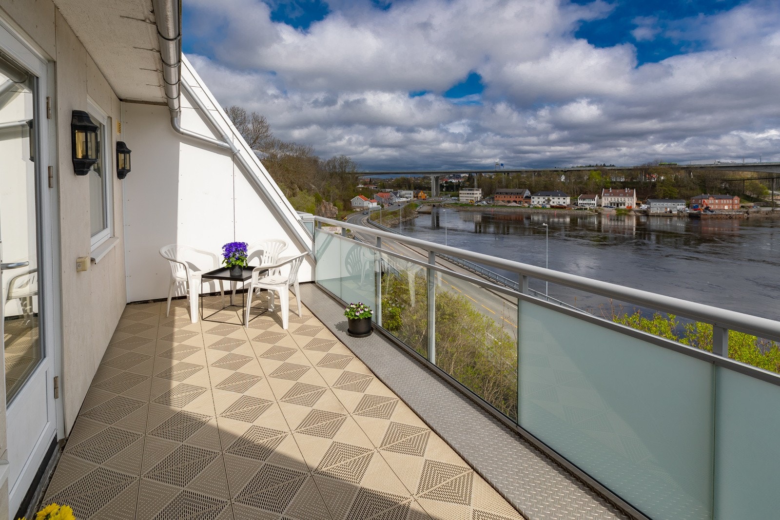 Fin balkong med flott utsikt over elva Galleribilde