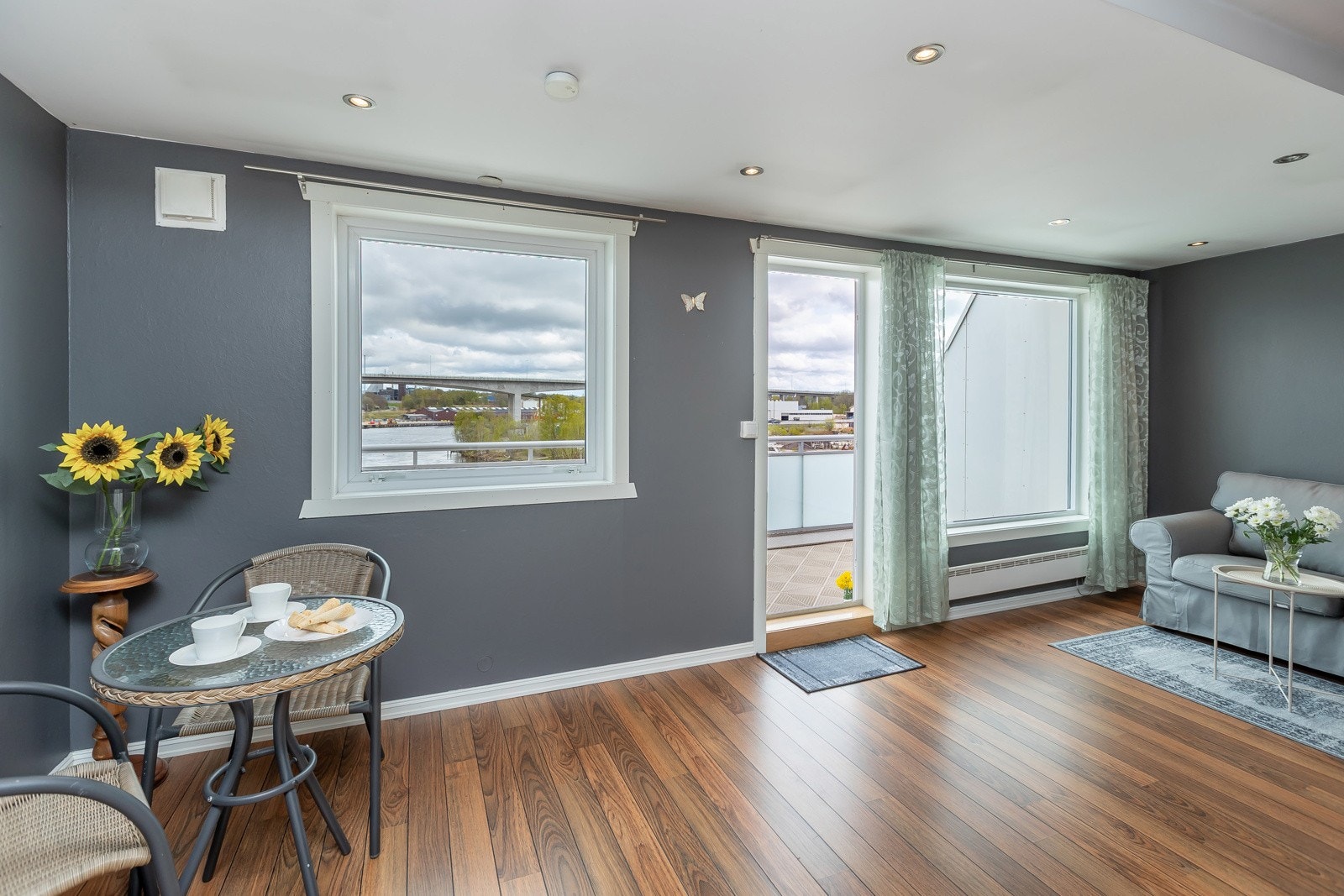 Vinduer slipper lyset inn i stuen Galleribilde