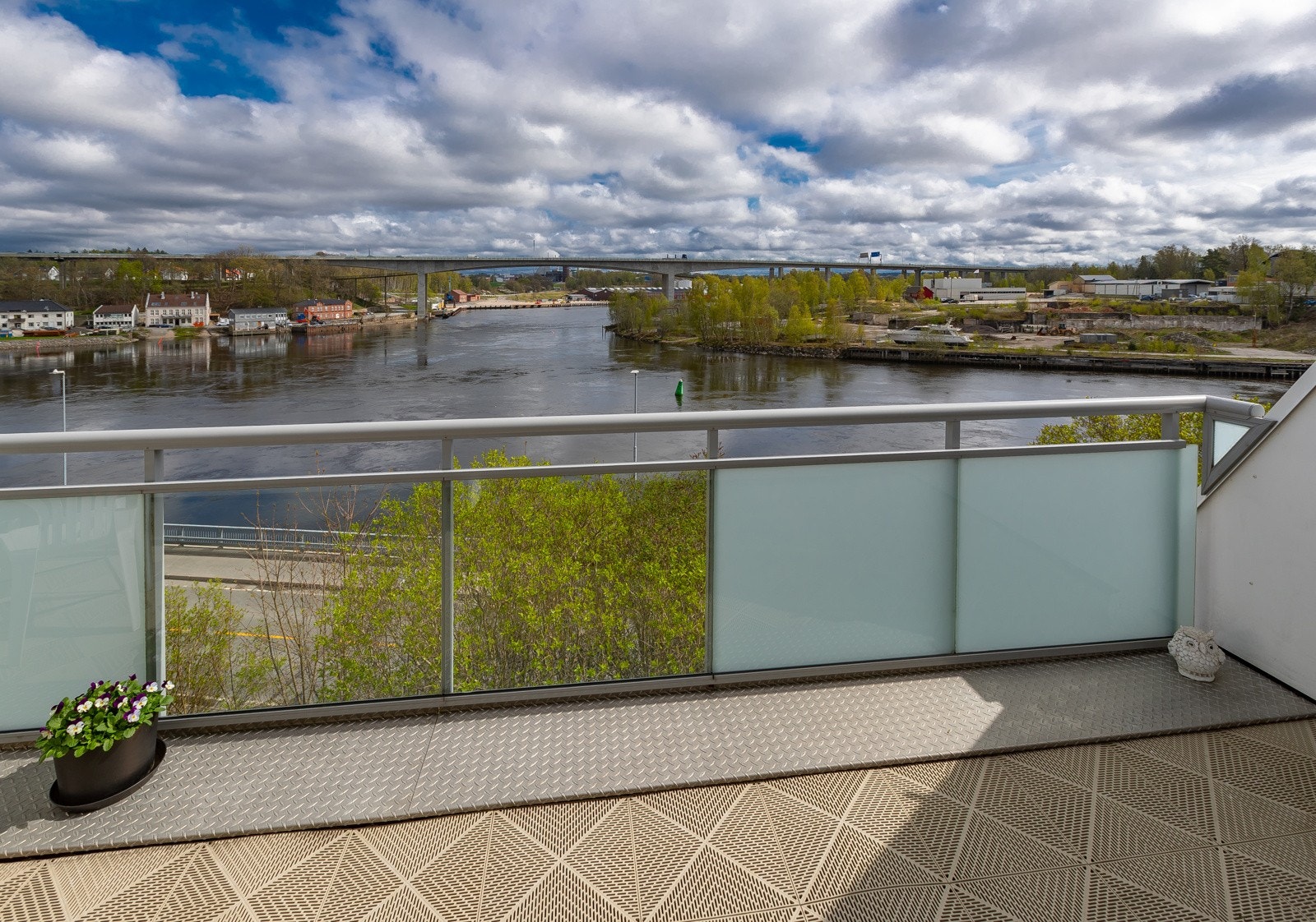 Her kan du nyte utsikten og omgivelsene langs Glomma Galleribilde