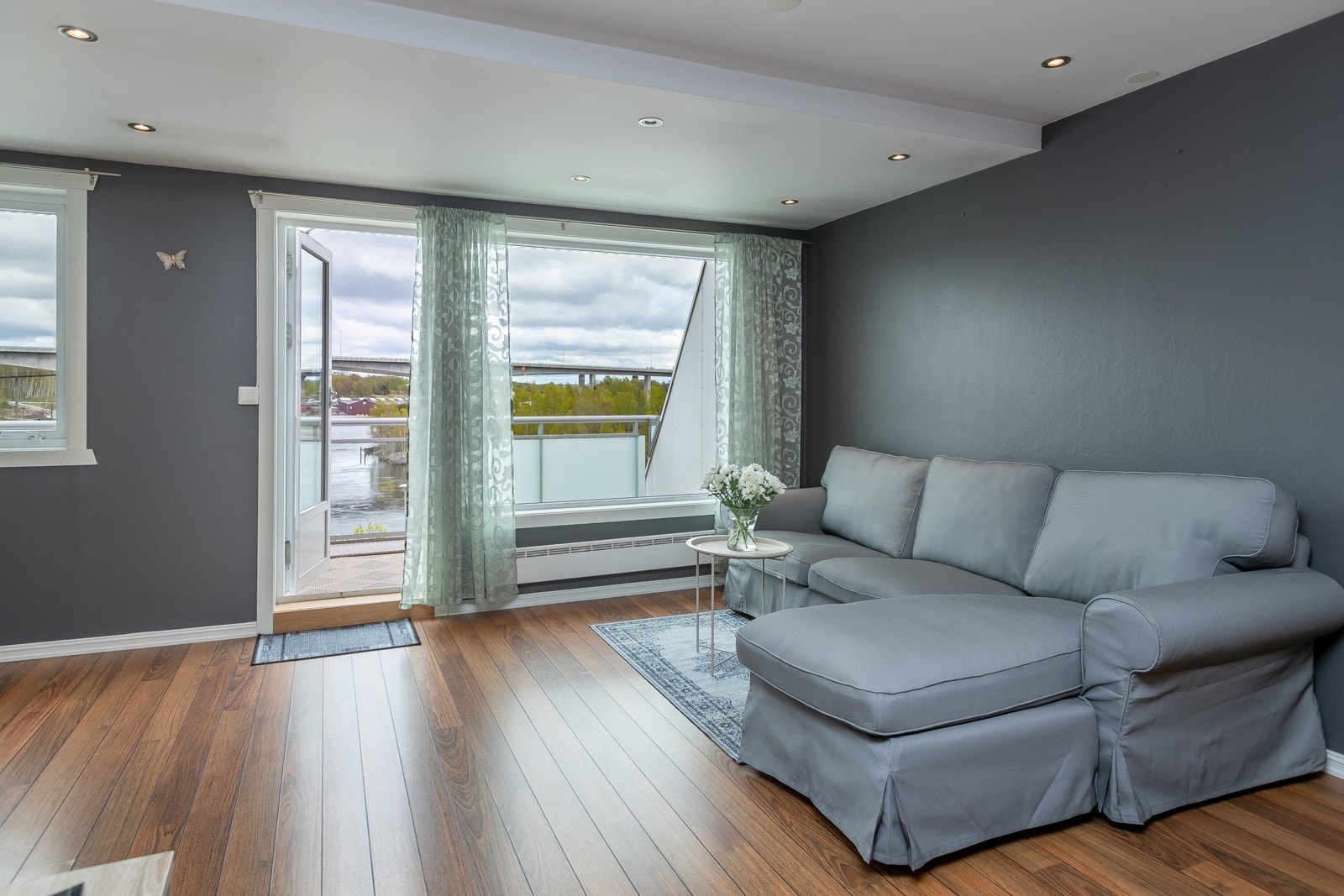 Stor stue med nydelig utsikt ut over Glomma Galleribilde