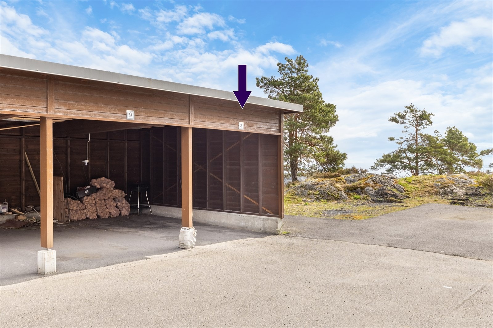 Leiligheten disponerer en parkeringsplass i carport. Det er for øvrig gjesteparkering på området for besøkende Galleribilde