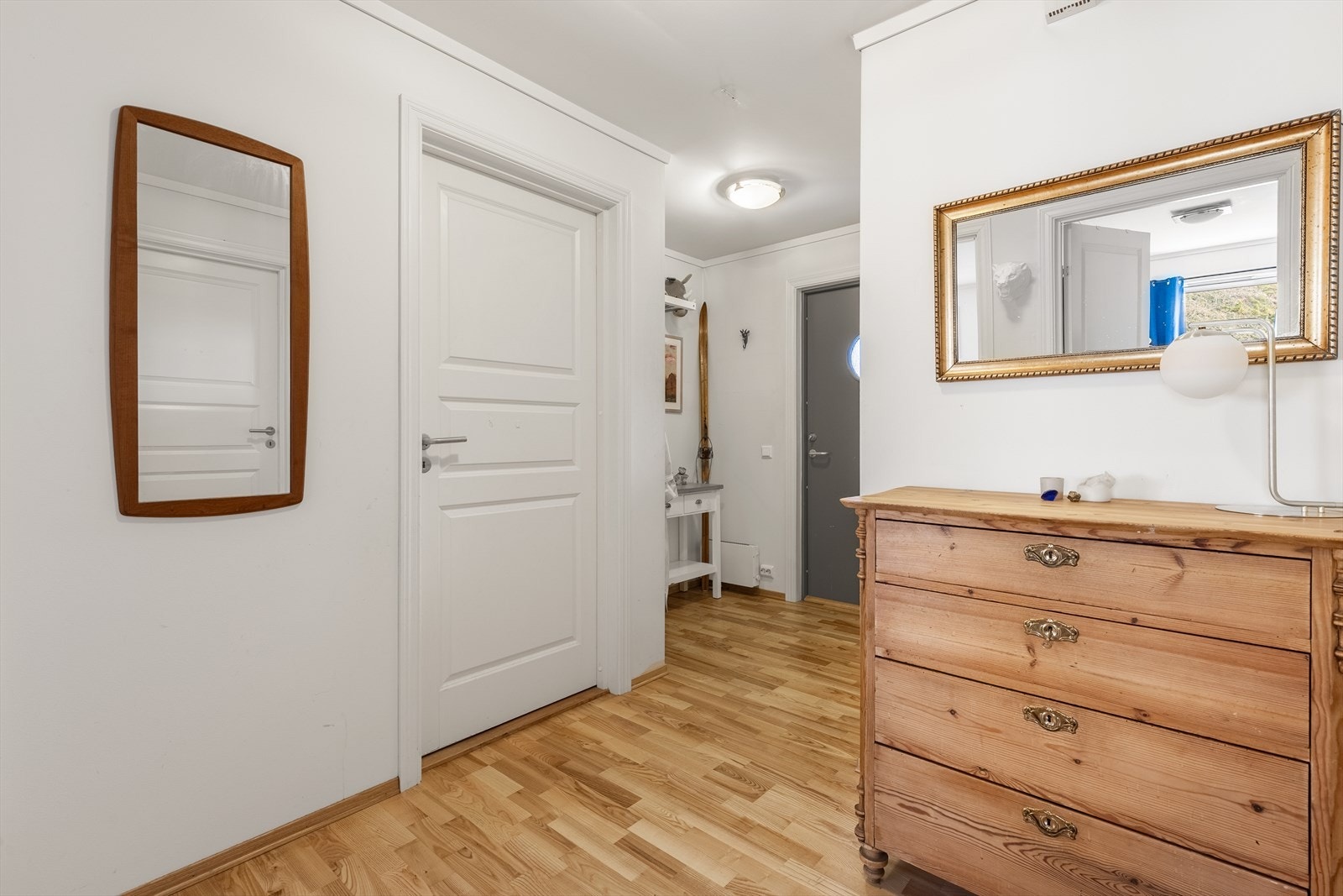 Romslig gang med plass til møblement for oppbevaring Galleribilde