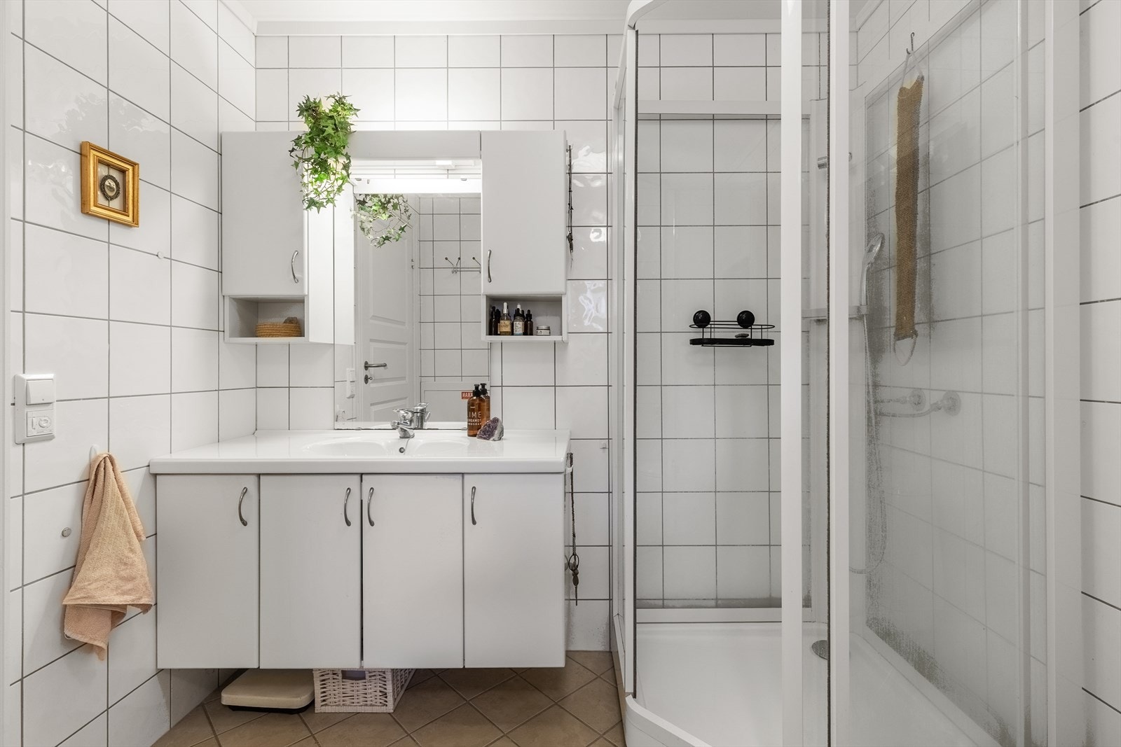 Kombinert bad / vaskerom fra byggeår. Veggflatene er utført med fliser og det er benyttet slette malte plater i tak / himling Galleribilde