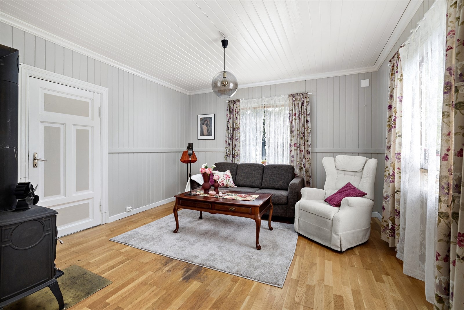 Boligen har varierte overflater med parkett, furugulv og belegg på gulv, trepanel og malte plater på vegger, samt himlinger med malte plater og trepanel. Galleribilde