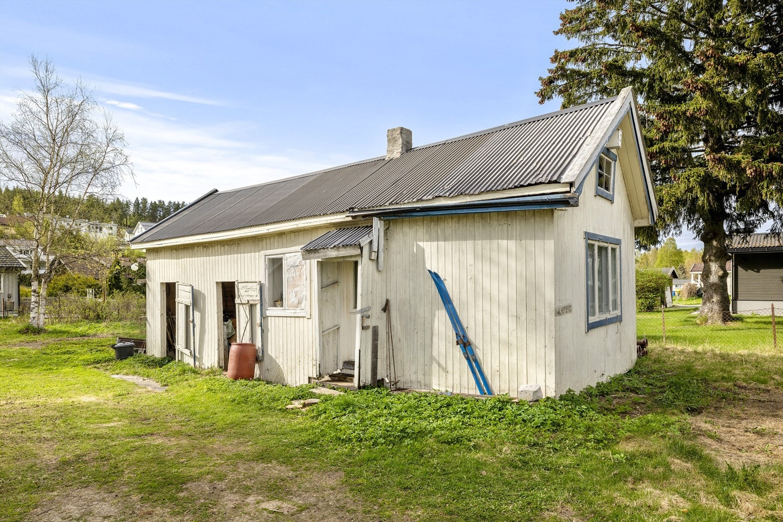 I uthuset har man gode lagringsmuligheter med lagerrom og 3 boder. Galleribilde