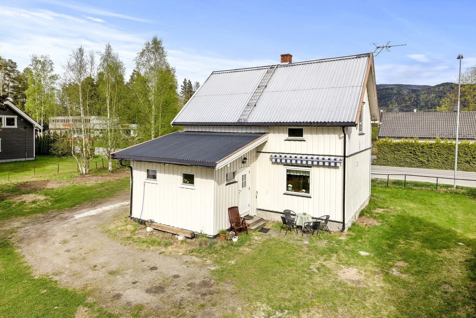 Eiendommen har en flat og pent opparbeidet tomt med plen og beplantning. Galleribilde