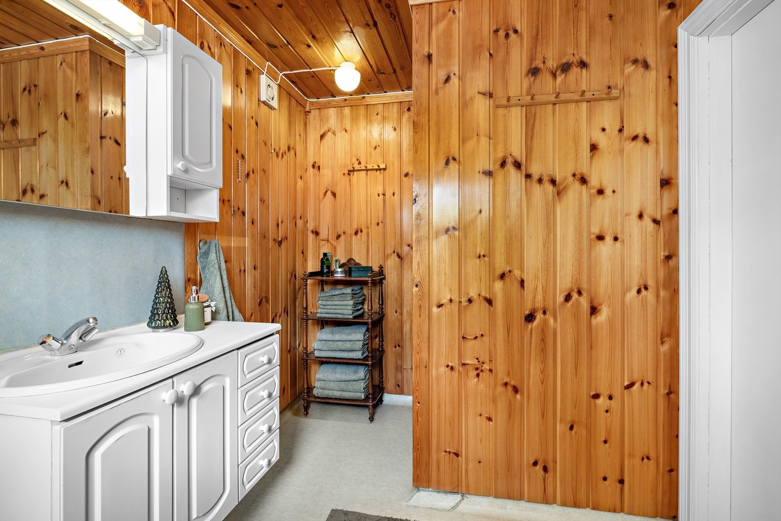 Rommet har behov for oppgradering for å tilfredsstille dagens krav til våtrom. Galleribilde