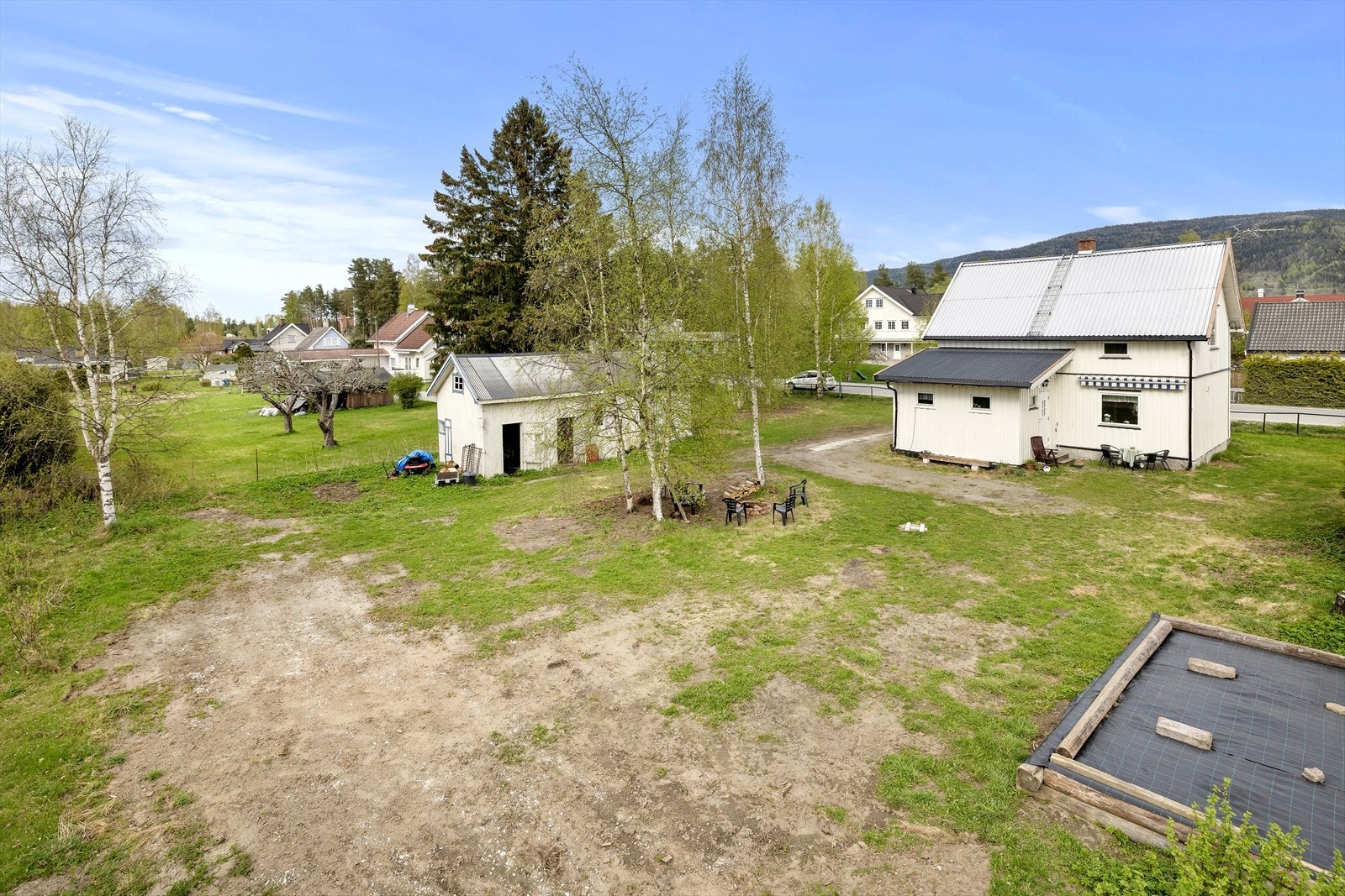 Enebolig med oppussingsbehov på stor tomt med uthus - sentralt og barnevennlig ved Furumo Galleribilde