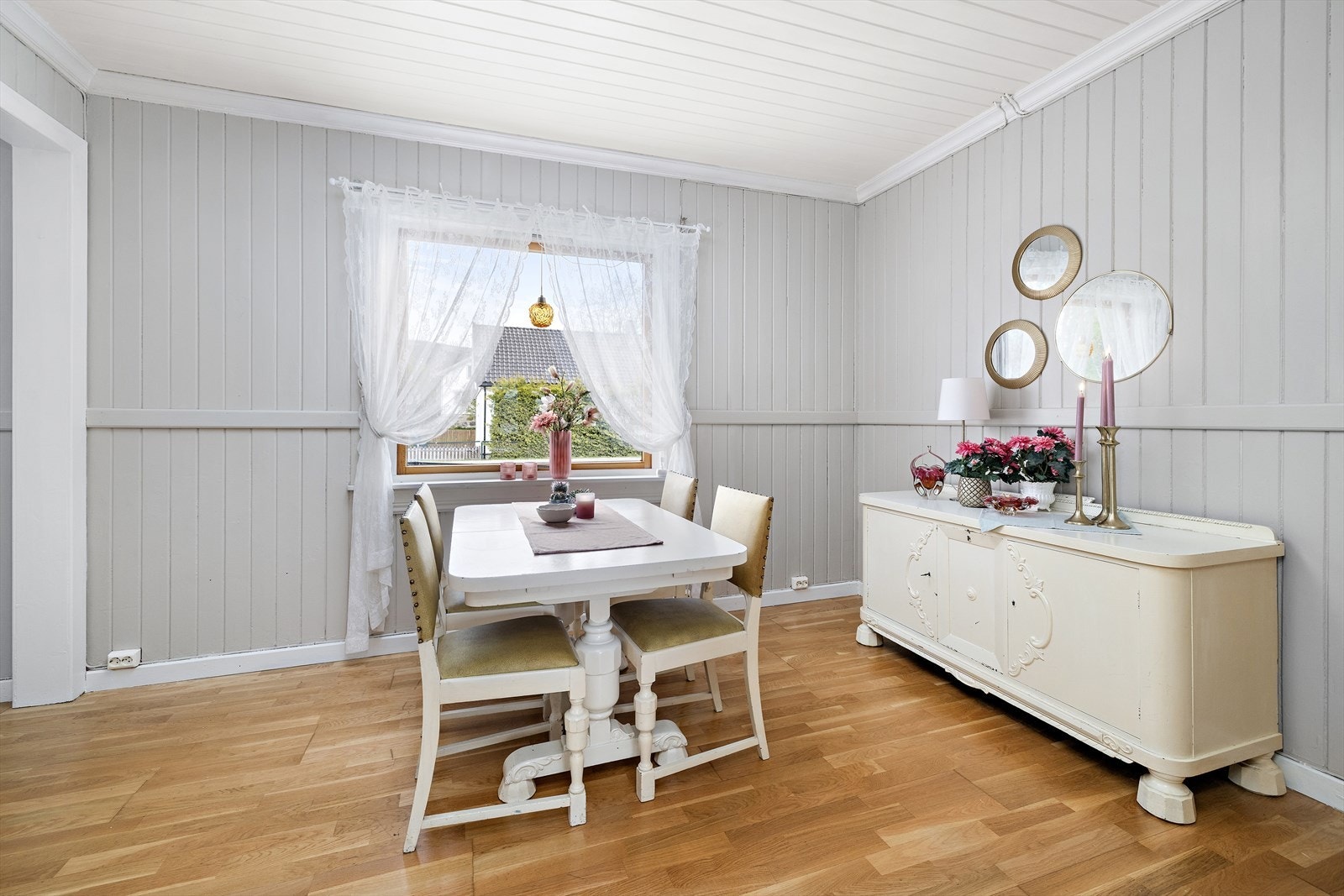 Det er mulighet for møblering av et romslig spisebord. Galleribilde