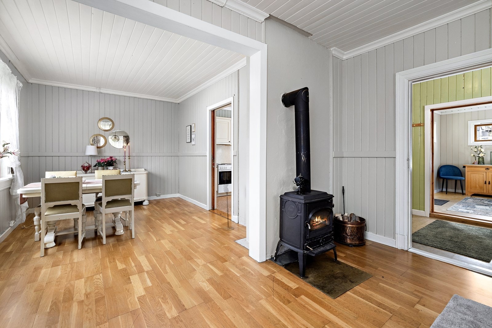 Spisestuen ligger fint til i nærhet til kjøkkenet. Galleribilde