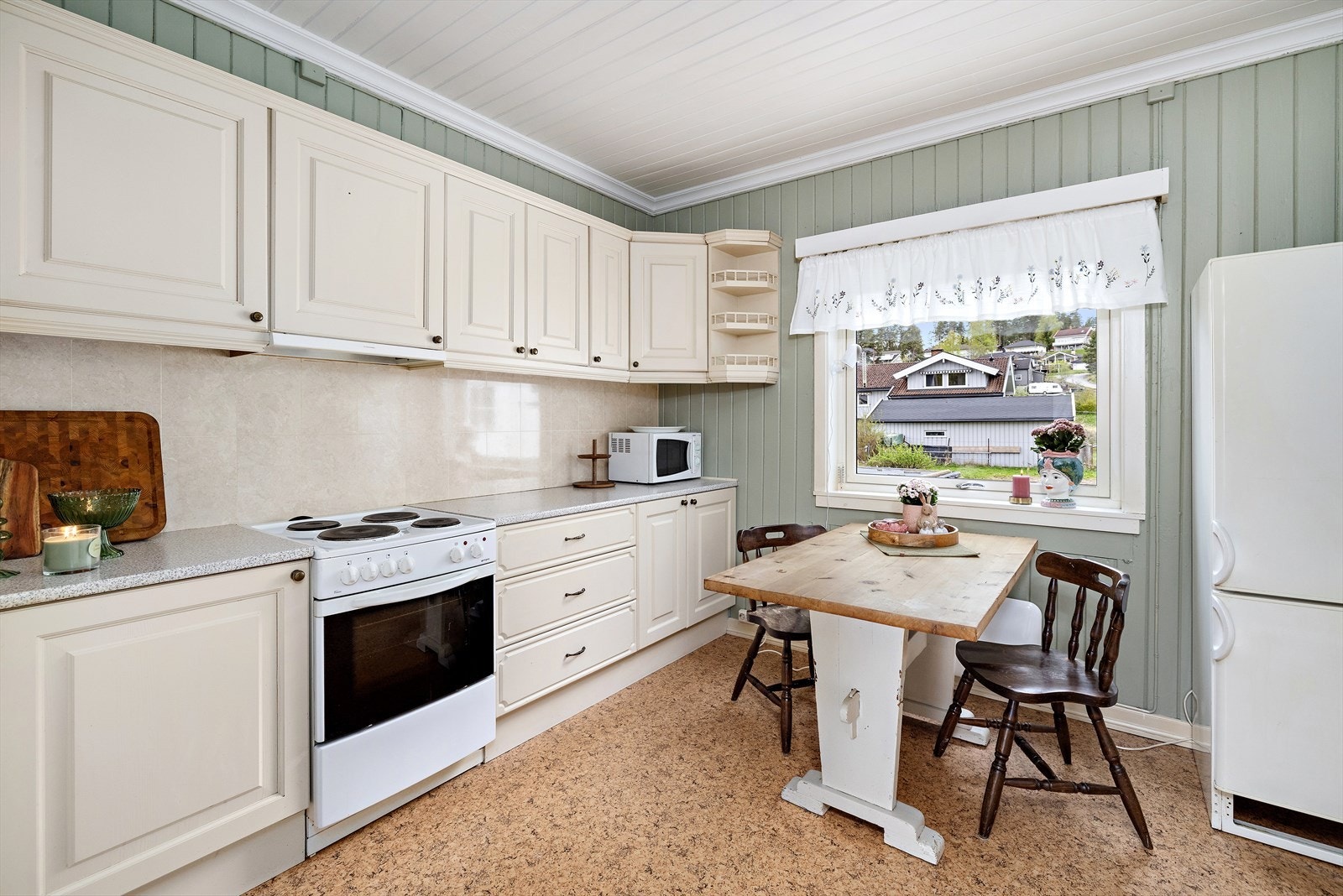 Kjøkkenet har en innredning med profilerte fronter og laminat benkeplate. Galleribilde