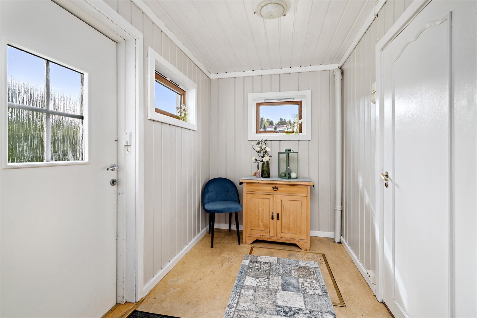 Entréen er lys og luftig, og har plass til oppbevaringsmøbler til yttertøy og sko. Galleribilde