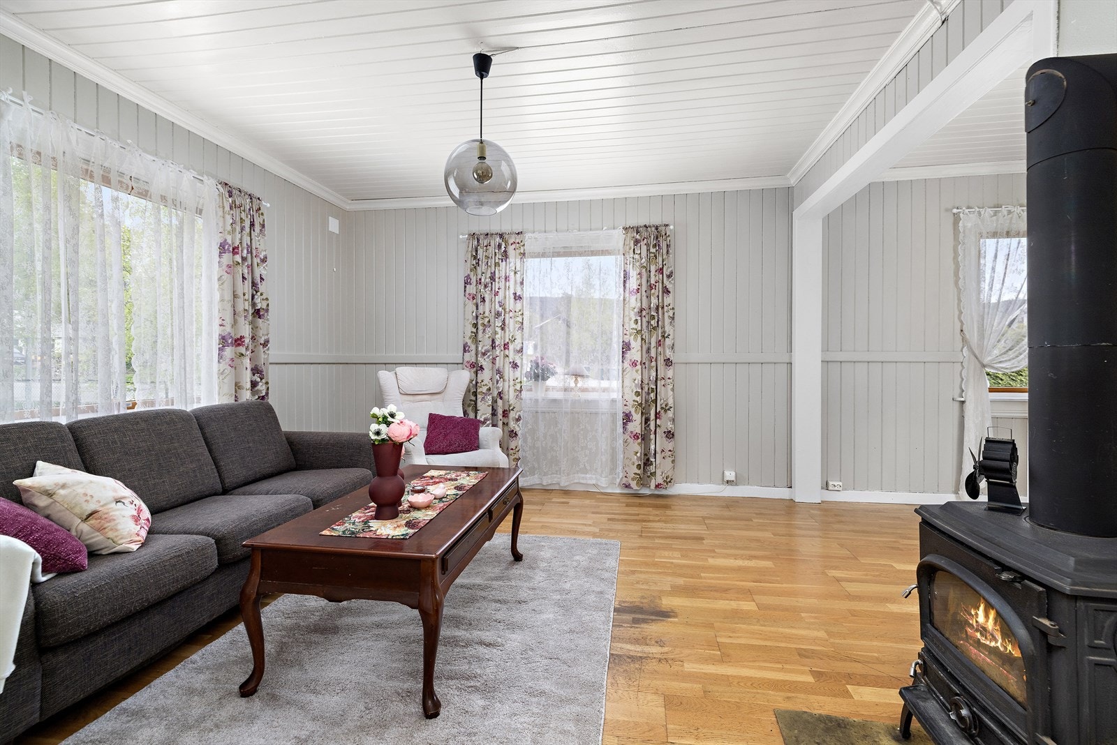 Stuen er malt i lyse farger og gir mulighet for møblering av sofa- og spisegruppe. Galleribilde