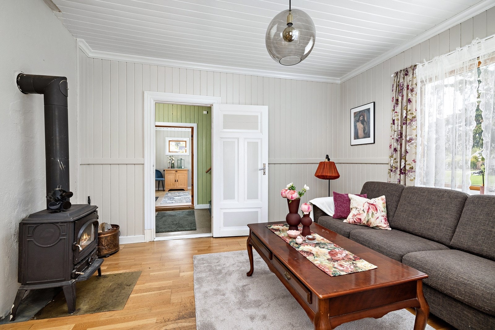 Boligen varmes opp med strøm og ved, og i stuen er det installert en vedovn. Galleribilde