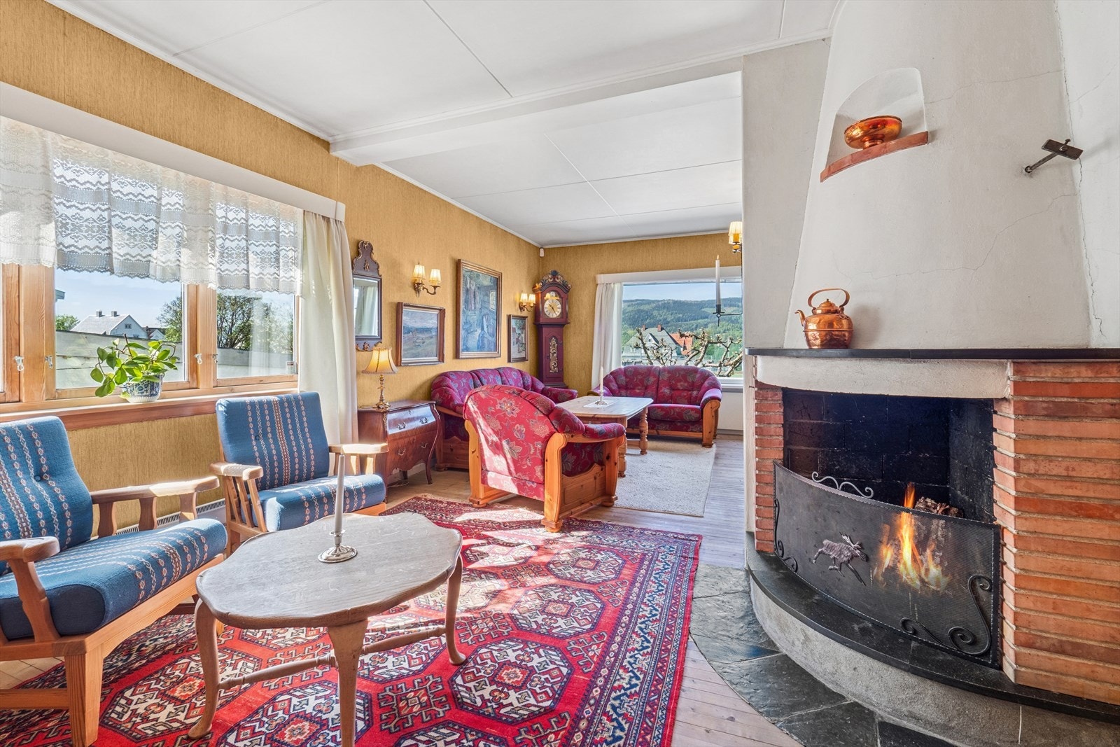 Vinduene gir rommet godt med naturlig lys og skaper en god atmosfære. Galleribilde