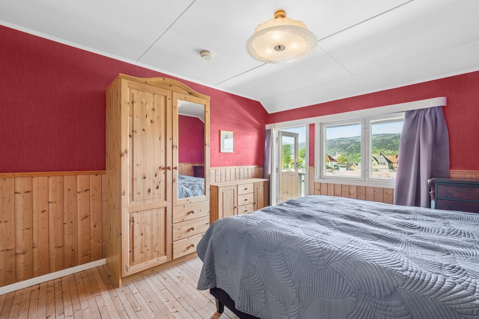 Fra det ene soverommet er det utgang til en solrik og hyggelig balkong med flott utsyn. Galleribilde