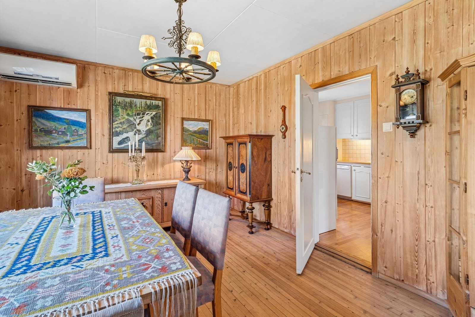 Kjøkkenet ligger i et separat rom med tilknytning til stuen og spisestuen. Galleribilde