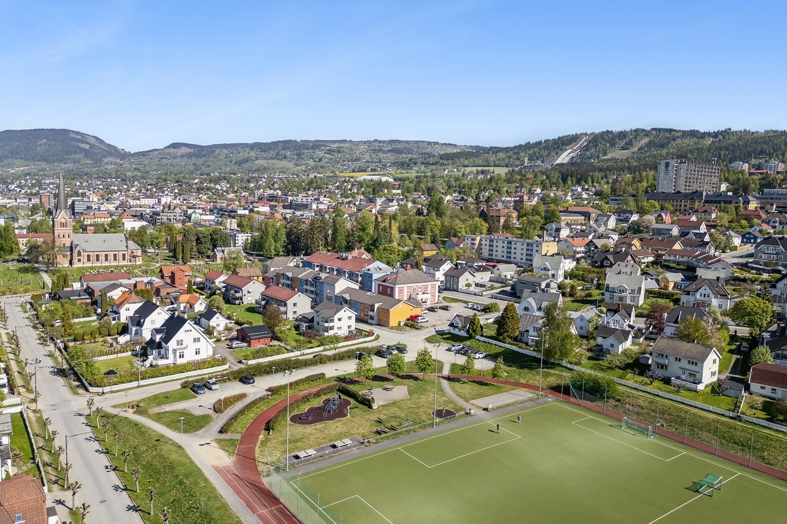 På tur mot sentrum passerer man Lillehammer kirke og Søndre Park, og en er i gågata etter ca. 10 minutters gange. Galleribilde