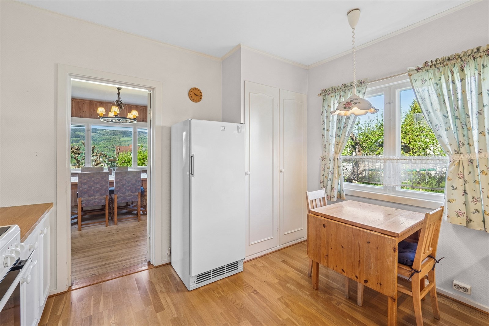 I tillegg til spisestuen er det plass til en spisegruppe på kjøkkenet. Galleribilde