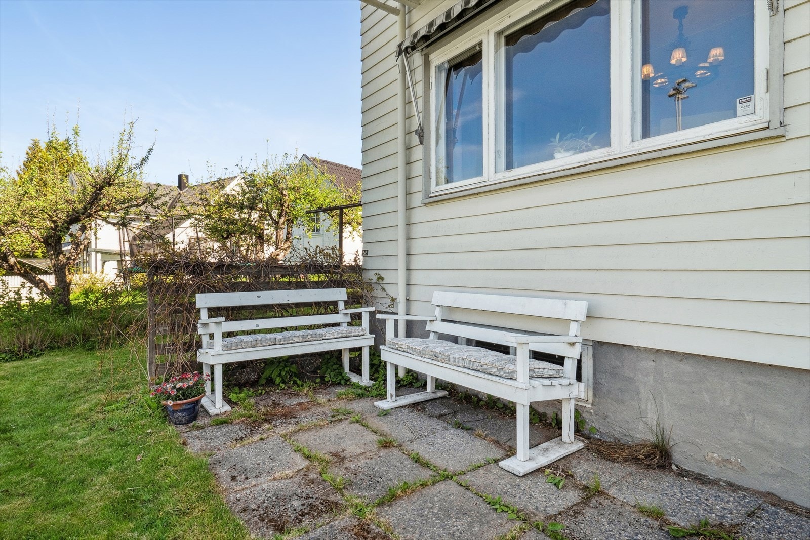 Fine uteområder rundt hele boligen. Galleribilde