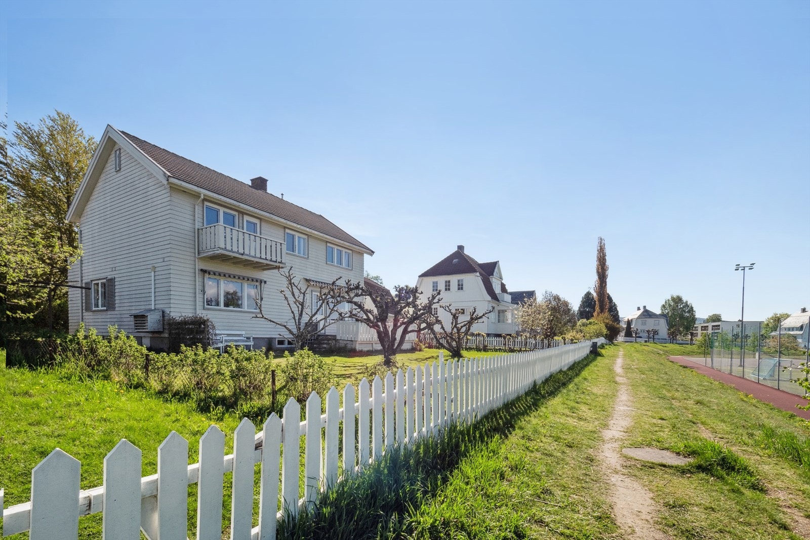Eneboligen har behov for oppussing/modernisering, men gir fantastiske muligheter til å skape ditt eget drømmehjem. Galleribilde