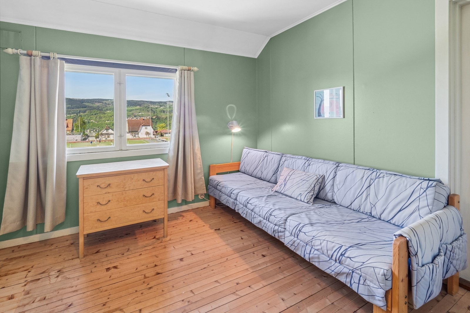 Romslig og lyst soverom. Galleribilde