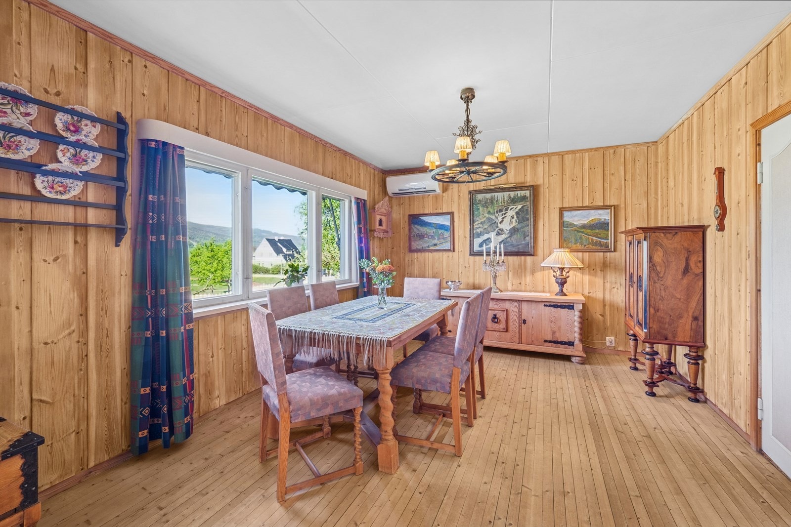 Varmepumpen i spisestuedelen gir en jevn temperatur hele året. Galleribilde