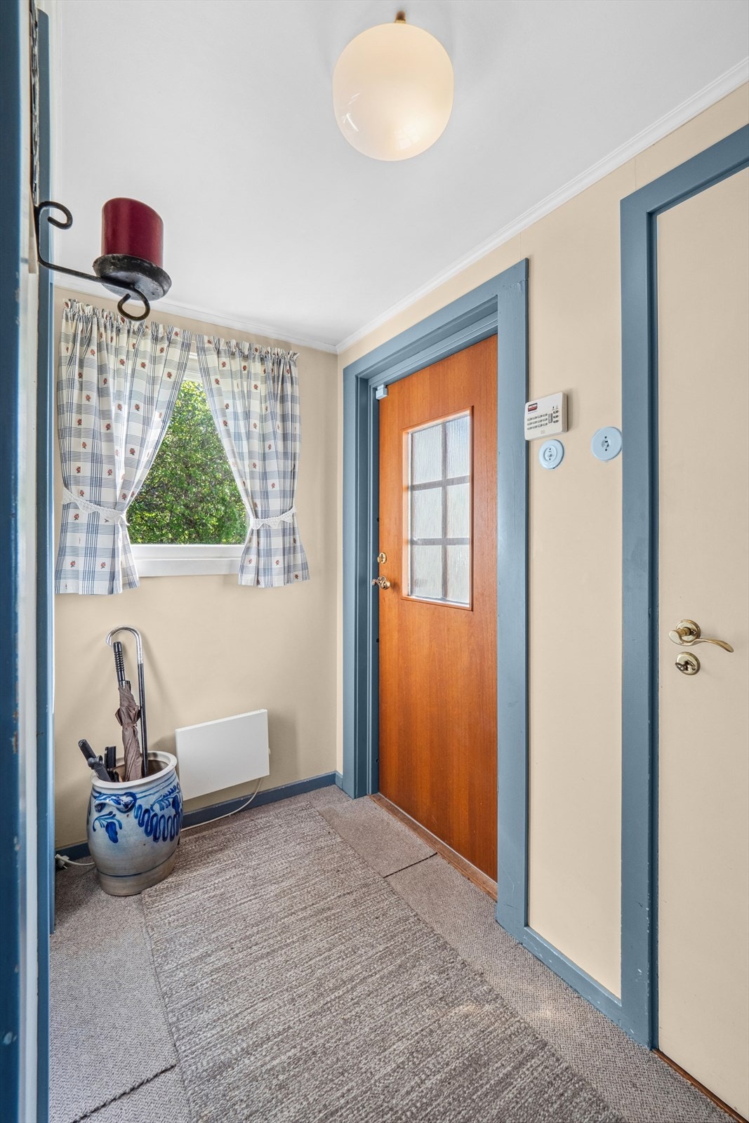 Innenfor døren blir du møtt av en lys og romslig entré med plass til sko og yttertøy. Galleribilde